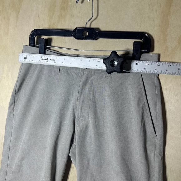 Travis Mathew Men’s Golf Shorts Beige Size 30 10” Inseam - Picture 3 of 8